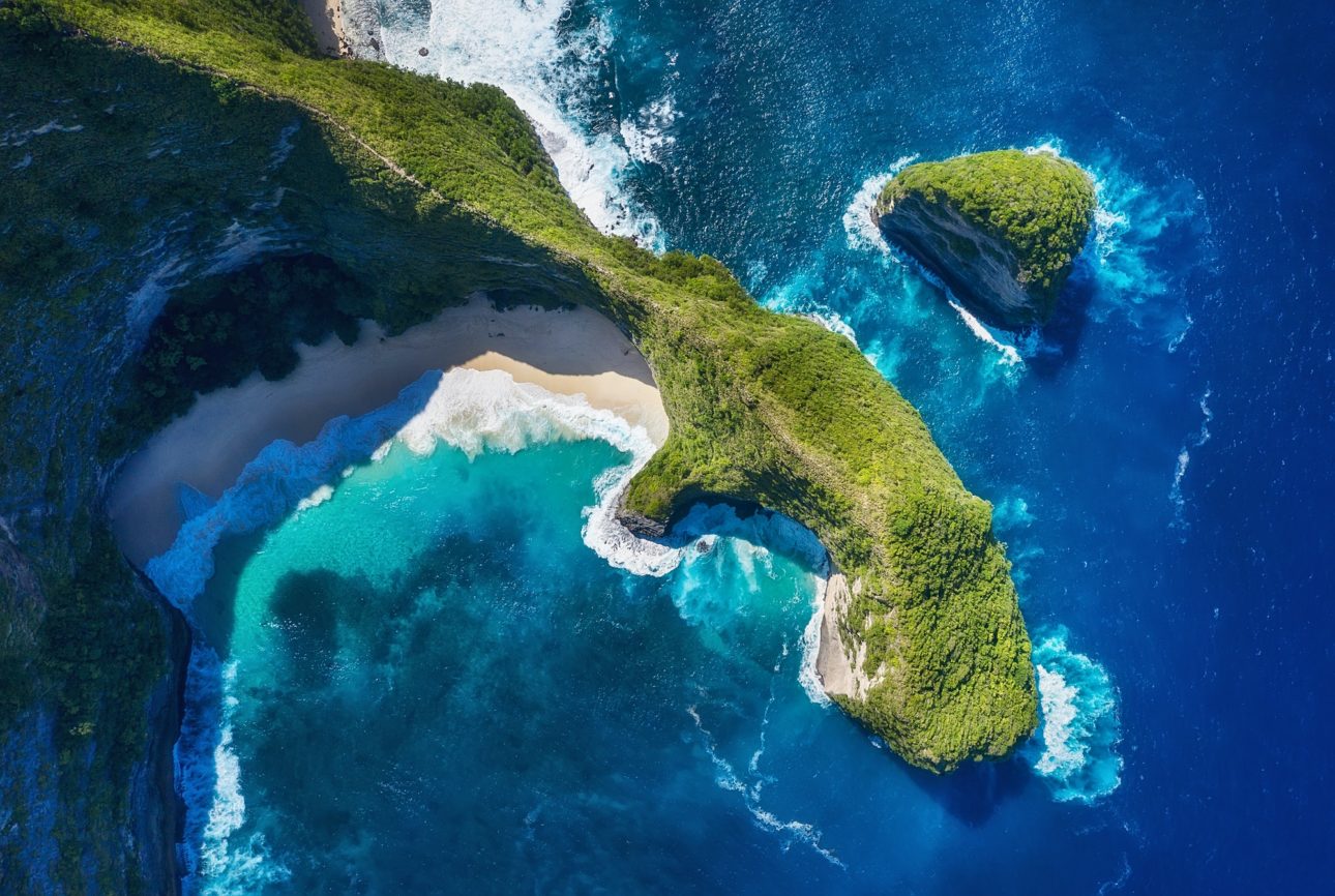 Terra Aquaponie - aerial-view-at-sea-and-rocks-kelingking-beach-nusa-penida-bali-indonesia–e1622438086825